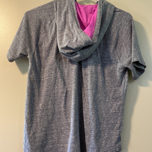 Under Armour size small hoodie t-shirt - Picture 2 of 3